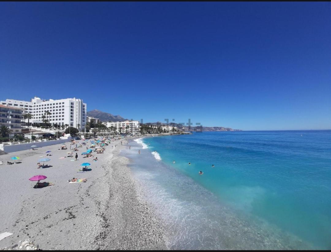 Playa Torecilla Beachfront Apartment Nerja Exterior foto