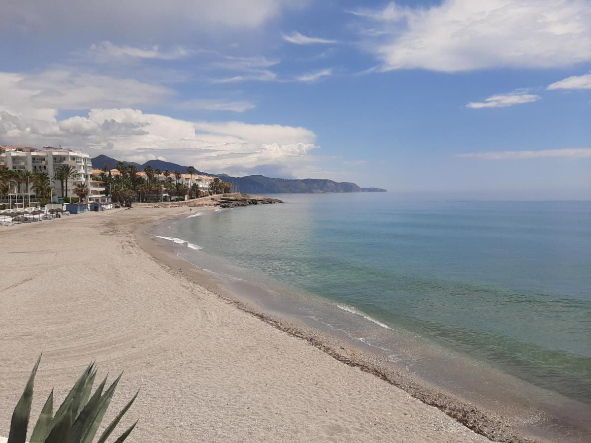 Playa Torecilla Beachfront Apartment Nerja Exterior foto